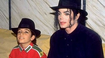 Omer durante a juventude em fotografia com Michael Jackson - Divulgação
