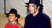 Omer durante a juventude em fotografia com Michael Jackson - Divulgação