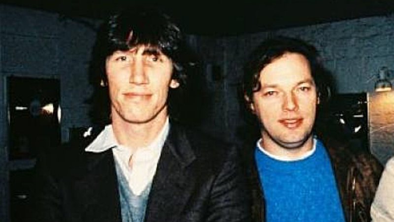 Roger Waters (esq.) e David Gilmour (dir.) reunidos em fotografia - Wikimedia Commons