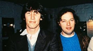 Roger Waters (esq.) e David Gilmour (dir.) reunidos em fotografia - Wikimedia Commons