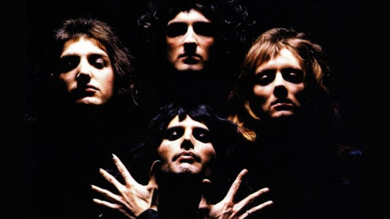 Retrato do grupo Queen durante sessão fotográfica para o single 'Bohemian Rhapsody' - Divulgação