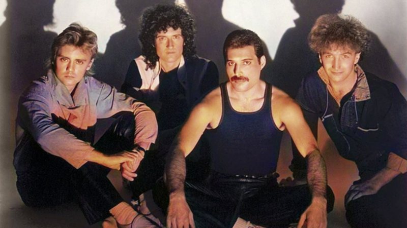 Membros do Queen na capa de "The Works" colorida digitalmente - Divulgação / EMI Records