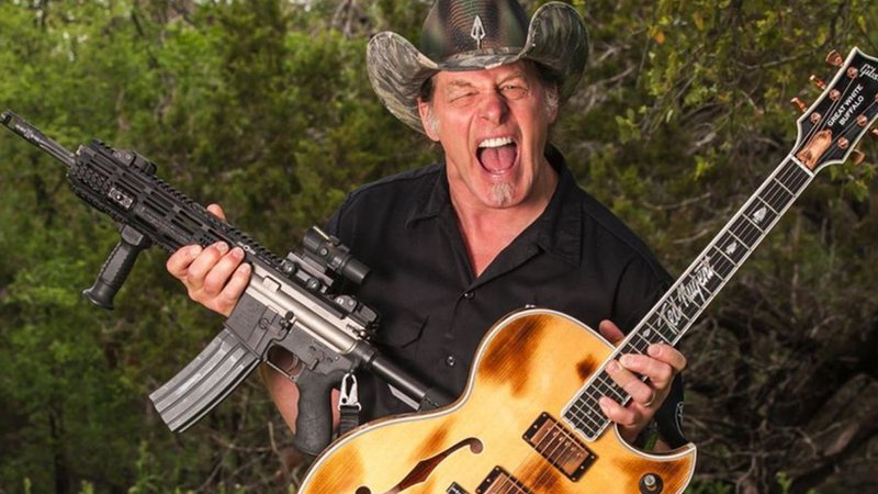 Ted posa com guitarra e arma de fogo - Divulgação / Instagram / Ted Nugent