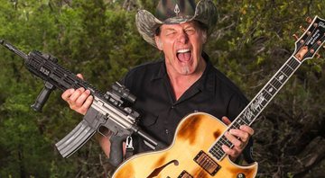 Ted posa com guitarra e arma de fogo - Divulgação / Instagram / Ted Nugent