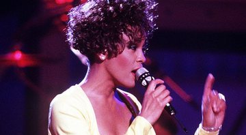 Whitney cantando durante apresentação no início da década de 1990 - Pixabay