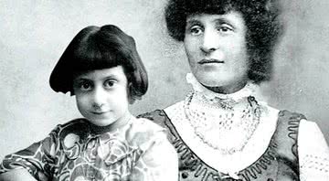 Benito Albino ao lado de Ida Dalser, sua mãe - Wikimedia Commons