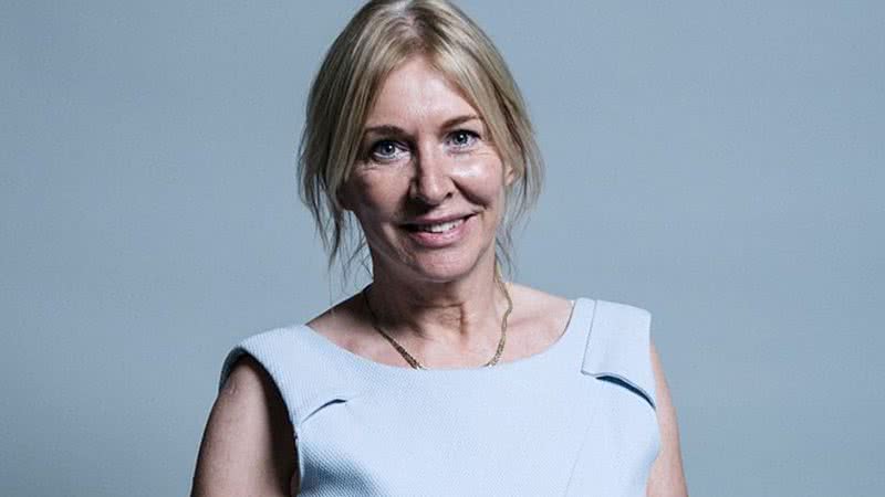 Nadine Dorries, ministra da Saúde para Segurança dos Pacientes, Prevenção ao Suicídio e Saúde Mental, do Reino Unido - Wikimedia Commons