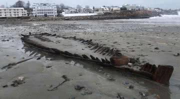 O esqueleto do navio que naufragou há quase 250 anos em uma praia do Maine - Divulgação/ Registros de naufrágios americanos