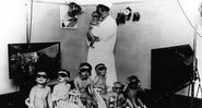 Uma enfermeira nazista com crianças alemãs de super raça - Getty Images
