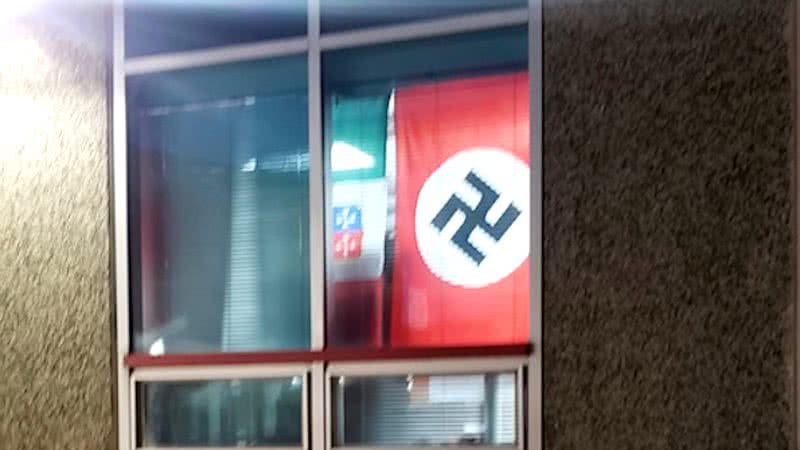 Bandeira nazista é vista em escola e gera revolta em comunidade americana - Reprodução