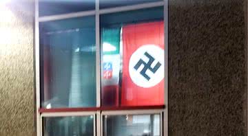 Bandeira nazista é vista em escola e gera revolta em comunidade americana - Reprodução