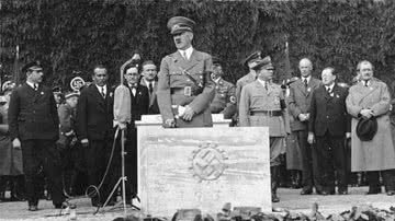 Adolf Hitler lançando a pedra fundamental da fábrica KDF-Wagen (Volkswagen) em 1938 - Deutsches Bundesarchiv