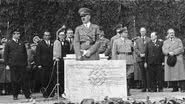 Adolf Hitler lançando a pedra fundamental da fábrica KDF-Wagen (Volkswagen) em 1938 - Deutsches Bundesarchiv