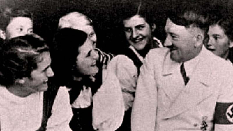Hitler junto de admiradoras durante um evento - Bundesarchiv