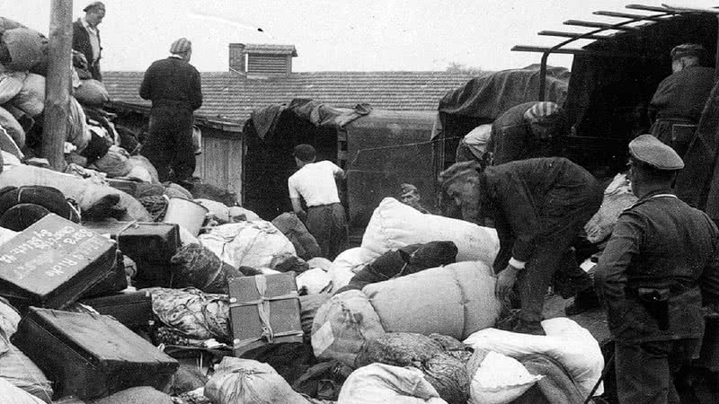 Malas de judeus que chegaram em Auschwitz, ao depósito de Kanada - Domínio Público