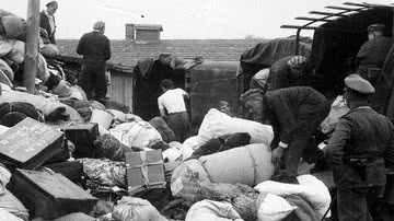 Malas de judeus que chegaram em Auschwitz, ao depósito de Kanada - Domínio Público