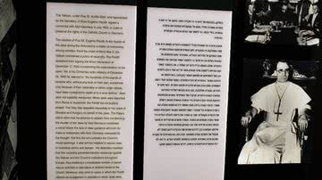 Imagem mostra as novas versões do texto sobre o Papa Pio XII apresentado pelo Museu do Holocausto em Israel - Menahem Kahana / AFP