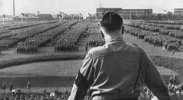 Adolf Hitler de costas, olhando para o exército da SS - Getty Images