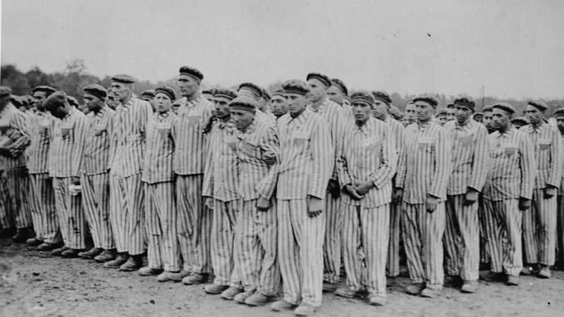 Antiga fotografia de judeus utilizando uniforme listrado em campo de concentração, durante o Holocausto - Reprodução/X/@MuseuHolocausto