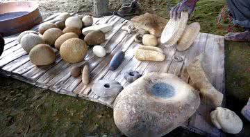 Foram esses artefatos de pedra encontrados por moradores locais em 2016 que motivaram as escavações no local de Waim, na Nova Guiné - Divulgação/Ben Shaw