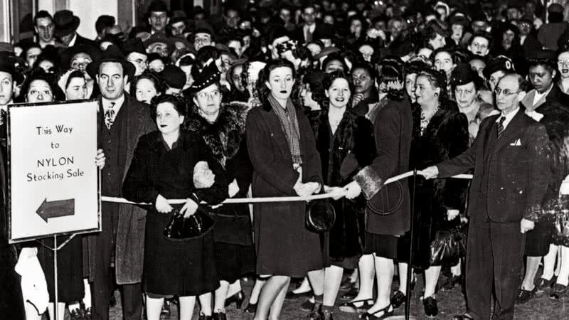 Mulheres formavam filas enormes para adquirir os últimos pares de meias-calças / Crédito: Reprodução