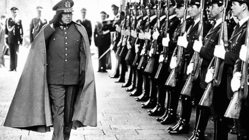 O ditador Augusto Pinochet em evento oficial - Divulgação