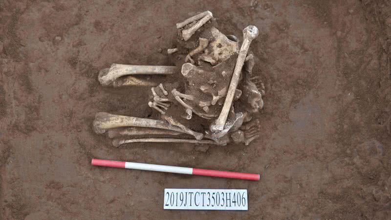 O esqueleto decapitado encontrado na China - Divulgação