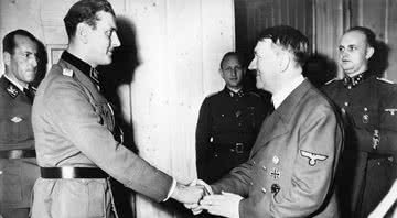 Otto Skorzeny e Hitler, em 1943 - Getty Images