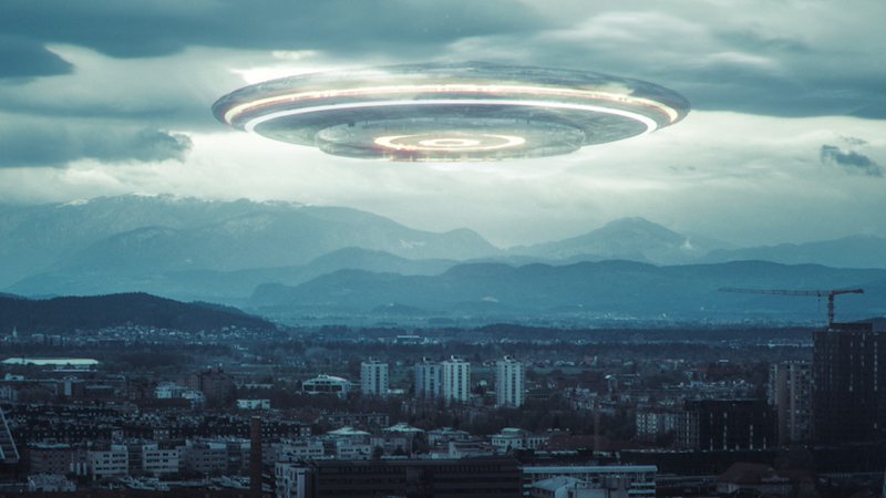 Imagem meramente ilustrativa de OVNI alienígena sobre cidade - Getty Images