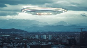 Imagem meramente ilustrativa de OVNI alienígena sobre cidade - Getty Images