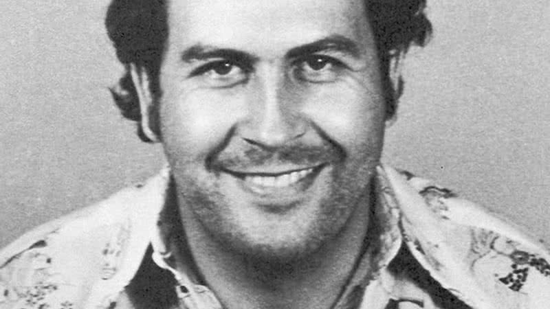 O narcotraficante Pablo Escobar em mugshot - Wikimedia Commons