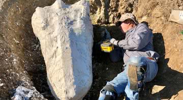 Greg Francek encontra um fóssil de Gomphotheridae - Divulgação/EBMUD