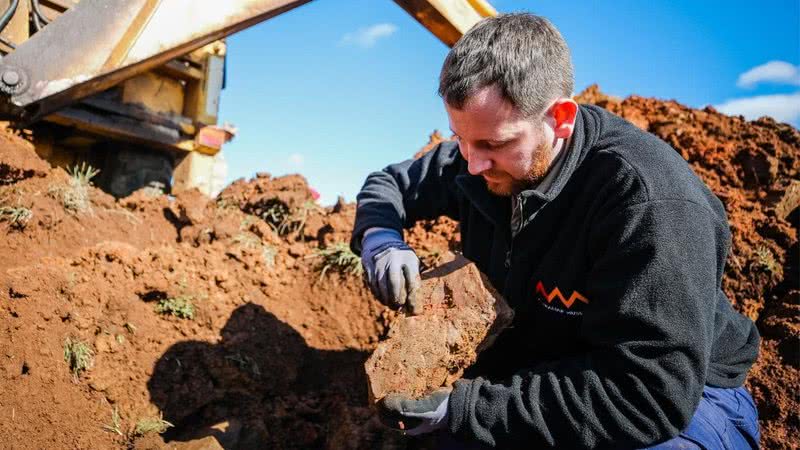 Pesquisador Matthew McCurry no local das escavações