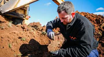 Pesquisador Matthew McCurry no local das escavações - Divulgação / Salty Dingo / Museu Australiano