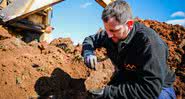 Pesquisador Matthew McCurry no local das escavações - Divulgação / Salty Dingo / Museu Australiano