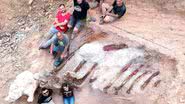 Fotografia de pesquisadores ao lado de parte do esqueleto de possível maior dinossauro já encontrado na Europa - Divulgação/IDL Ciências ULisboa