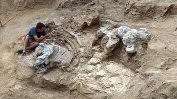 Paleontólogo ao lado de ossos do dinossauro recém-descoberto na Espanha - Divulgação/GBE-UNED