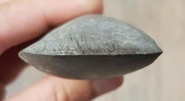 Fotografia em plano detalhe das lascas do machado de pedra - Australian National University