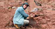O paleontólogo William Nava durante escavação - Ivan Evangelista Jr.