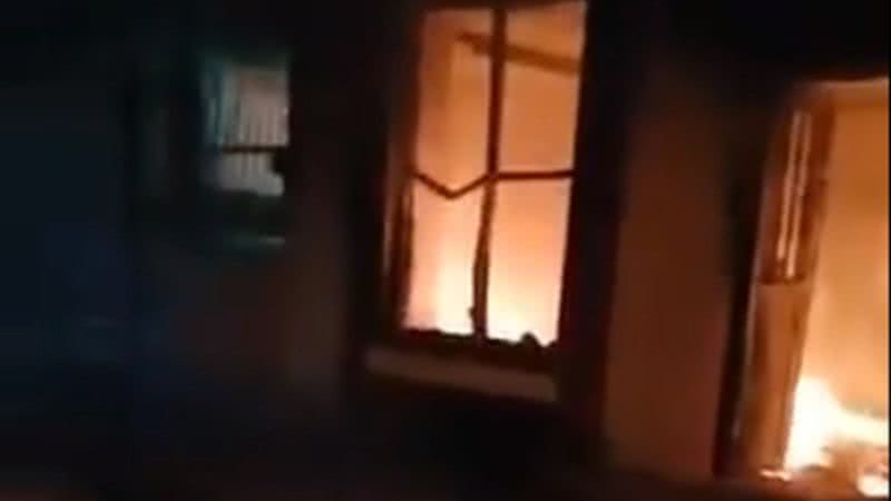 Casa incendiada pela população que acreditou na informação falsa - Divulgação/Twitter
