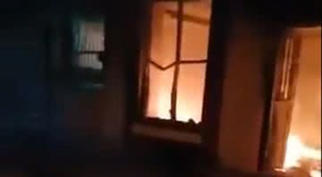 Casa incendiada pela população que acreditou na informação falsa - Divulgação/Twitter