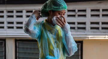 Imagem de uma profissional da saúde em meio à pandemia na Tailândia - Getty Images