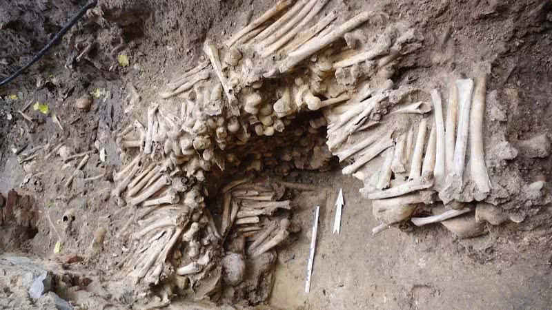 Parede feita inteiramente de ossos humanos sob uma catedral - Restauratieatelier Ruben Willaert / Facebook