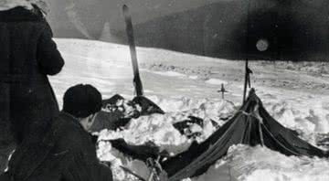 O acampamento destruído, abandonado pelo grupo de esquiadores - Wikimedia Commons