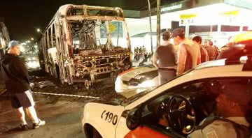 Um dos ônibus queimados nos ataques - Wikimedia Commons