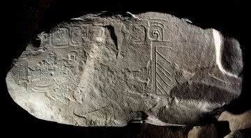 A pedra encontrada possui desenhos e figuras relativas ao início da escrita maia - Ministério da Cultura e Esporte da Guatemala