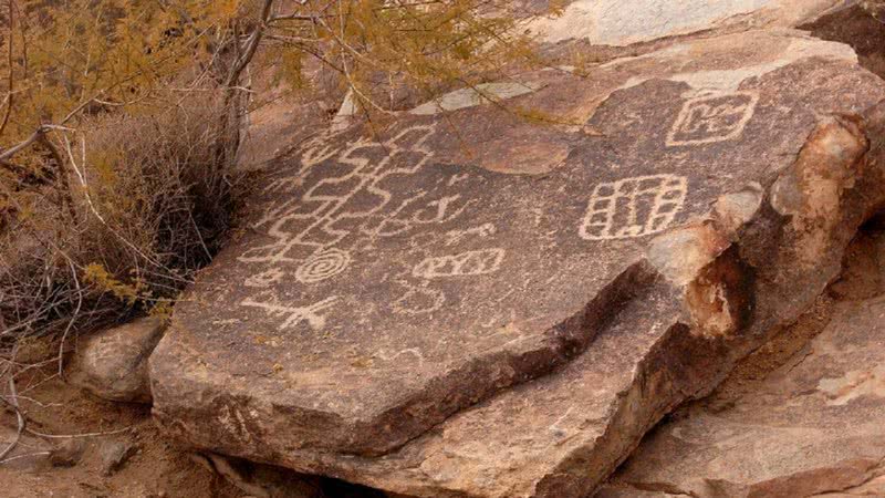 A pedra continha artes rupestres antes de serem pichadas pela dupla - Divulgação/ TripAdvisor
