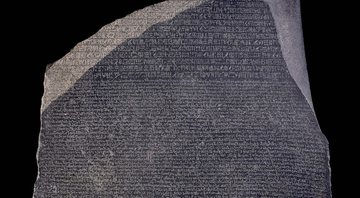 A Pedra de Roseta foi fundamental para a tradução dos hieróglifos - Wikimedia Commons