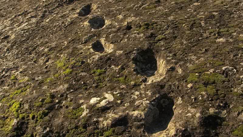 Pegadas deixadas perto do vulcão