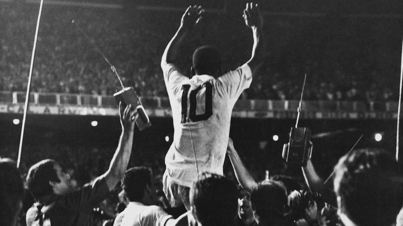 Em 1969, Pelé marcava seu milésimo gol no Maracanã